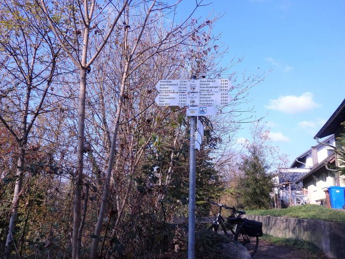 Wegweiser bei Holzbrücke