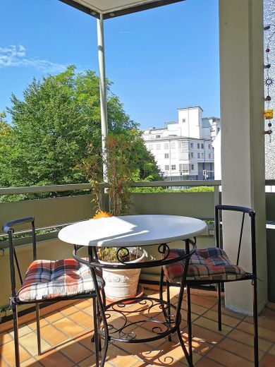 Stilvolle 3 Zimmer-Wohnung mit Balkon und EBK in der Kemptener Innenstadt. – Einblick nach Aussen