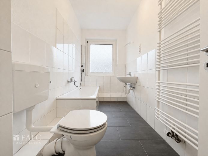 Top renovierte 2-Zimmer-Wohnung mit Balkon in Düsseldorf-Unterrath - sofort bezugsfrei – Badezimmer