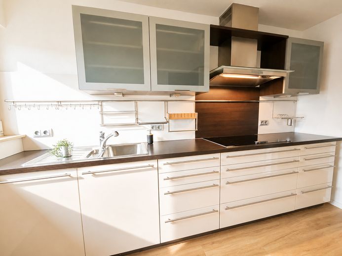 Ein Traum: Helle 3-Zimmer-Wohnung mit großem Balkon, Einbauküche und Garage – Küche