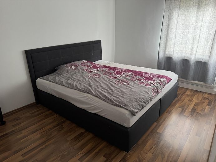 Appartement de 2 pièces rénové et éventuellement meublé – Schlafzimmer mit Doppelbett