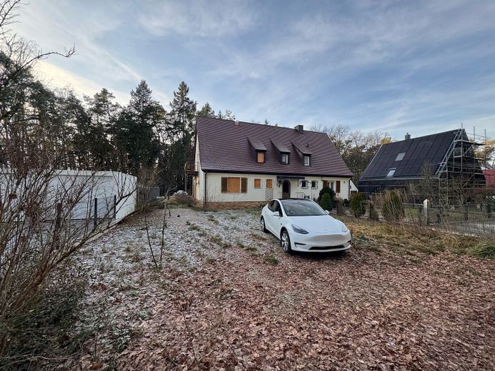 Frontansicht Ostseite / Straße