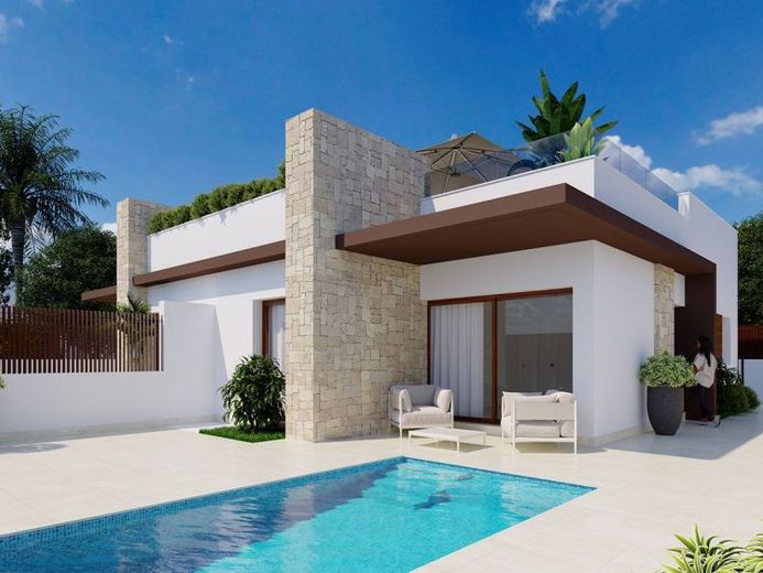 Casa bifamiliare con 2 camere da letto, 2 bagni, cucine componibili con elettrodomestici, posto auto e piscina privata in un complesso golfistico – Foto 1