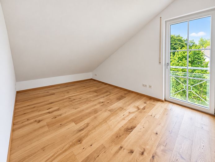 Schöne DG-Wohnung mit Einbauküche im Herzen Haar's – Schlafzimmer Nordost