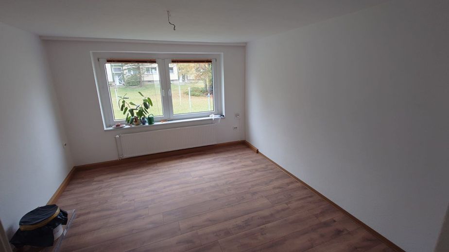 ohne Prov.: 3-Raum-Wohnung, große Küche, Bad mit Fenster, Wanne+Dusche, schön saniert+renoviert – Blick im Schlafzimmer