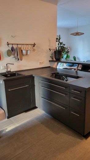 Lichtrijk 4-kamerappartement met groot balkon in de villawijk – Foto 5