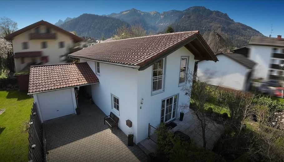 Einfahrt und Garage