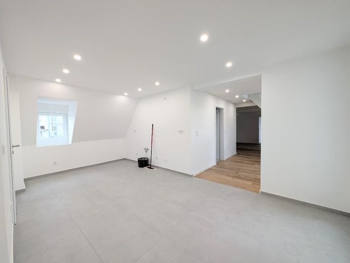Sanierte Dachgeschosswohnung - Balkon, zum Einzug bereit - OHNE Provision – Eingang / Küche