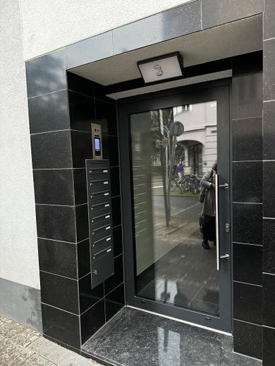 Appartement penthouse chic avec balcon à Alt Mülheim, construction neuve – Hauseingangstür