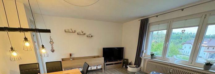 Schöne 4 Zimmer Wohnung mit Garage – Wohnzimmer