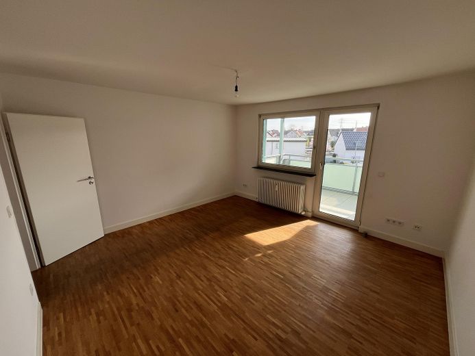 Modernisierte, helle 2-Zimmer-Wohnung mit Wohnküche – Wohnzimmer