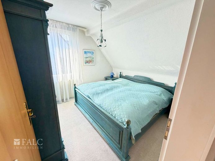 Charmantes Einfamilienhaus mit ELW und weiteren 20qm Zimmern im Untergeschoss mitten in der Natur – Schlafzimmer im Dachgeschoss