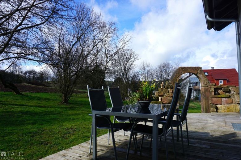 Traumhafte Terrasse mit Gartenzugang