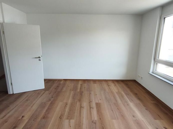 Reihenmittelhaus mit Garten, Garage und zusätzlichem Stellplatz – OG: Schlafzimmer mit Ankleide Bild 4