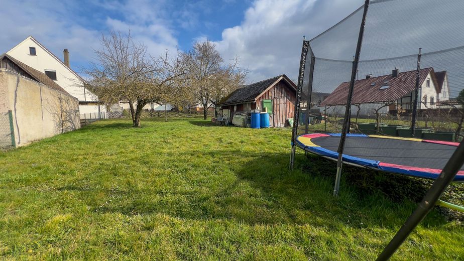 Provisionsfrei: 125 m² Wohnen + ca. 130 m² Gewerbe | Energieklasse A | 1.085 m² Grundstück – Garten