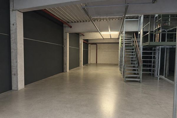 Nave industrial/de almacenamiento aprox. 482 m² · Polígono industrial de Würselen