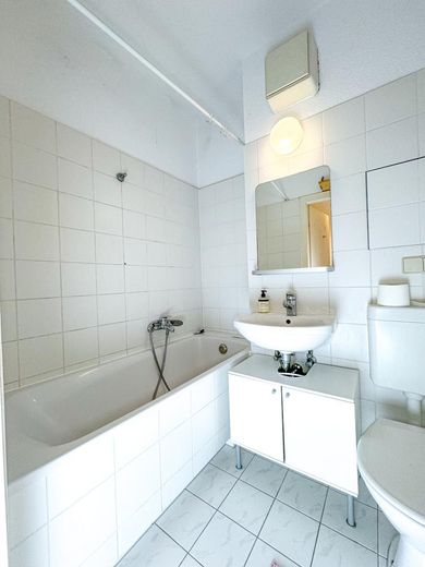 Helle, Bezugsfreie 2-Zimmer Wohnung, 2.OG in Prenzlauer Berg – Bad