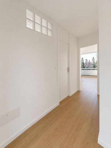 Modernisierte 3-Zimmer-Wohnung mit 2 Westbalkonen in Regensburg – Flur