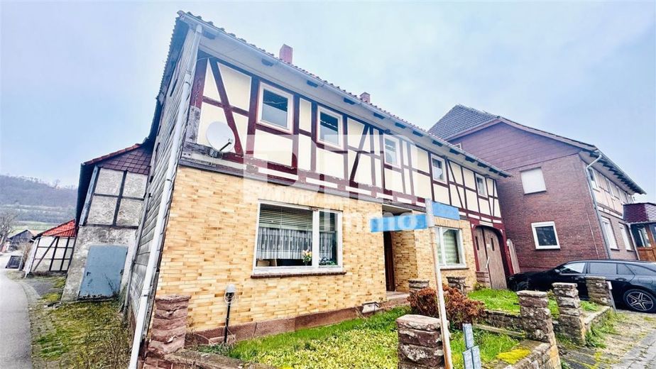 Wohn / Gewerbe Ensemble mit Wohnhaus, Stallgebäude, großer Scheune sowie Nebengebäude – Frontansicht Wohnhaus Titel