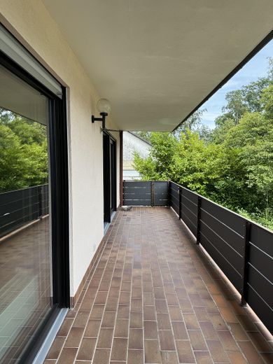 4-kamerappartement op de begane grond met balkon, garage en gebruik van de tuin in rustige ligging, Haibach – Balkon