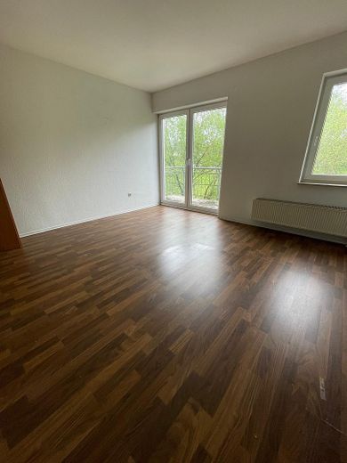 Freundliche 3-Zimmer-Dachgeschosswohnung mit Balkon und Stellplatz – Wohnzimmer 