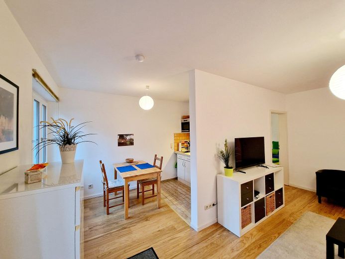 Nähe Waldfriedhof: Möblierte 2-Zimmer Wohnung im EG, kleine Anlage m. Terrasse – Wohnzimmer