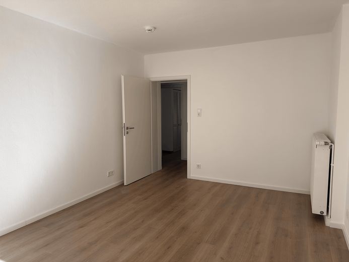 Modernisierte 2-Zimmer Wohnung mit Balkon im begehrten Rheingauviertel Wiesbaden – Wohnzimmer