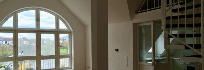 Altstadt-Stadthaus mit Mainblick, Dachterrasse, Mieteinnahmen & Ausbaupotenzial – provisionsfrei – Wohnzimmer - Wohnung 2.OG