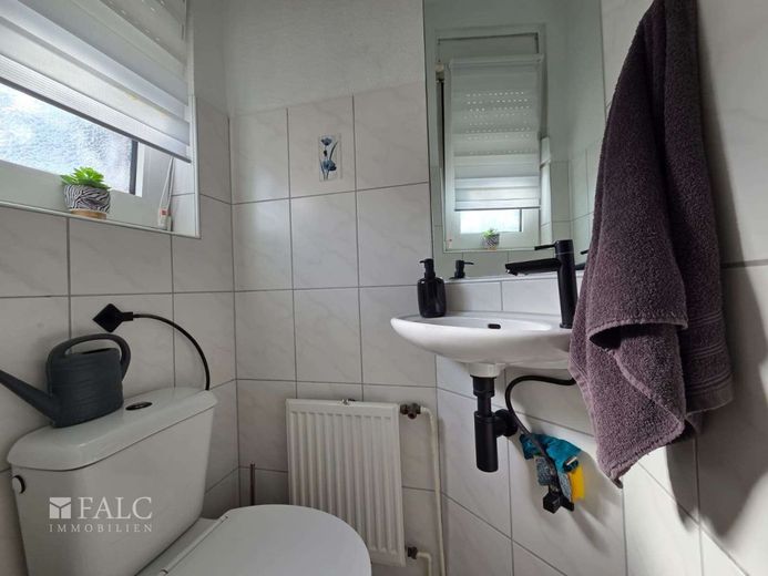 Einziehen &amp; wohlfühlen: Liebevoll kernsaniertes Reihenendhaus mit Garten in Bocholt – Gäste-WC
