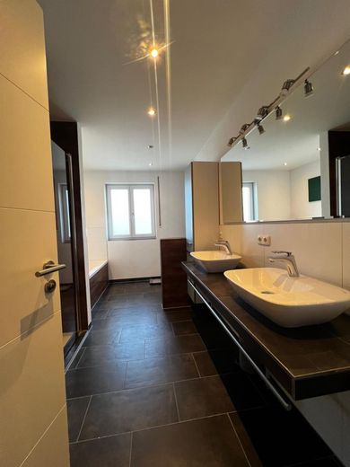 Vielseitiges Anwesen mit gewerblichem und privatem Anteil in Bad Birnbach – Badezimmer Wohnung 1.OG