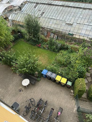 Lichtdurchflutete Altbauwohnung mit Einbauküche und Loggia - Erstbezug nach Sanierung – Gemeinschaftsgarten