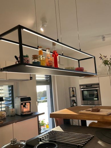 Exklusive 2,5 Zimmer Wohnung mit Aufzug, Niedrigenergiehaus mit PV Mieterstrom – Blick auf Essen-Küchenbereich