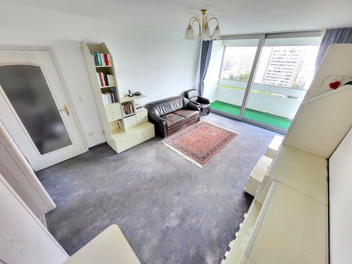 Bogenhausen 15° piano appartamento di 3 locali con vista sulle Alpi e piscina sul rooftop – vendita privata! – Wohnzimmer
