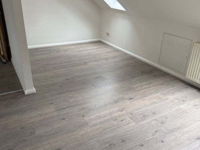 *Posizione tranquilla all’ultimo piano / Bagno con doccia + finestra / Laminato* – Foto 1