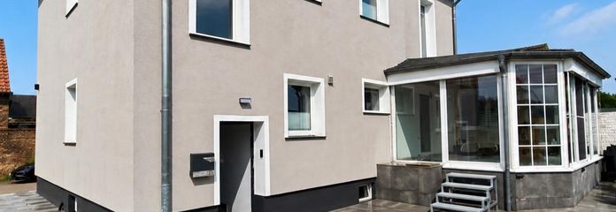 ​Arbeiten & Luxuriös Wohnen: Kernsaniertes Anwesen mit 114 m² Gewerbe-Areal & Autarkie-Technik – Hauseingang