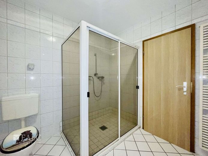 Attraktive 2 Zimmer Wohnung mit Parkplatz und Balkon – Badezimmer