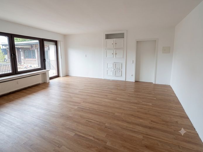 Großzügige 2-Zimmer-Erdgeschosswohnung mit eigener Terrasse, Garten & Garage in Duisburg-Baerl – Wohnzimmer