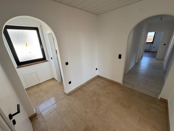 Hepberg’in merkezi konumunda geniş, kapsamlı şekilde yenilenmiş 3 odalı, 1. kat dairesi + 2 balkon – Flur/Gang/Diele
