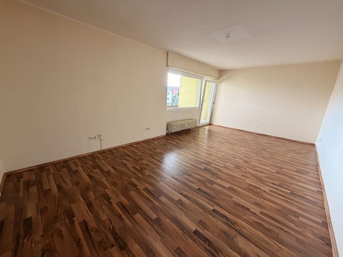 Yenilenmiş, merkezi ve sakin konumda en üst katta 2 odalı daire – Wohnzimmer
