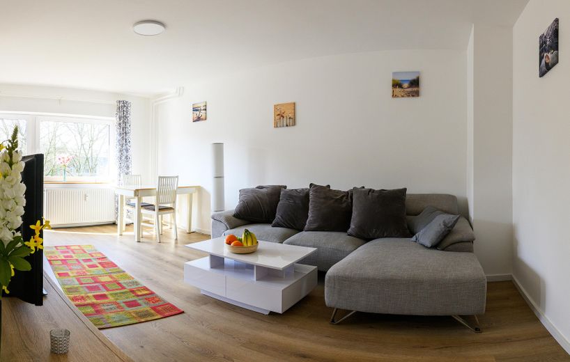 Moderne Wohnung in Alsternähe mit Balkon | Zentral und Blick ins Grüne – Wohnzimmer - Ansicht #1