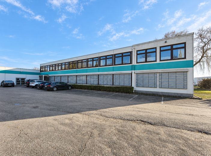 Provisievrij solitair object op toplocatie! Kantoorruimte, productie en veel buitenruimte aan de A1! – Hofansicht Bürogebäude