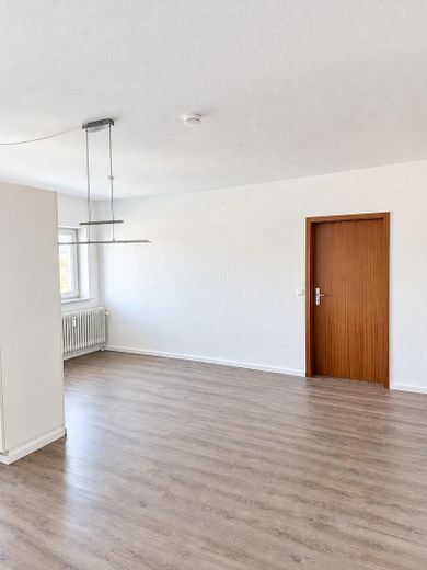 Eerste bewoning na renovatie 2-kamerappartement, met balkon, inbouwkeuken en parkeerplaats in de ondergrondse garage – Wohnzimmer mit Küche