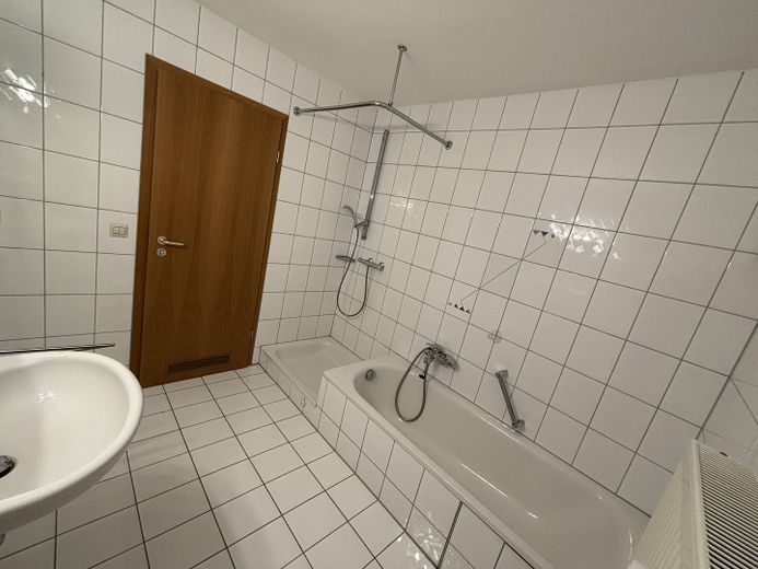 große und gepflegte Maisonettewohnung – Bad - 1. Stock der Whg.