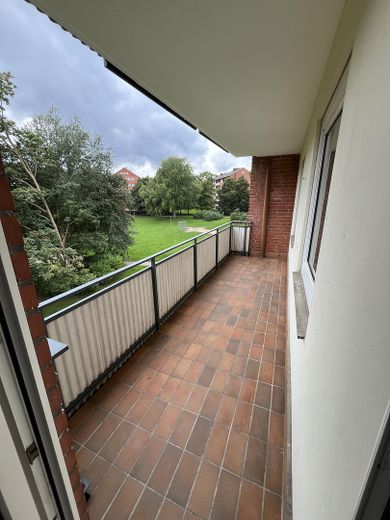 Appartement lumineux de 4 pièces avec balcon et cuisine équipée à louer immédiatement. – Balkon