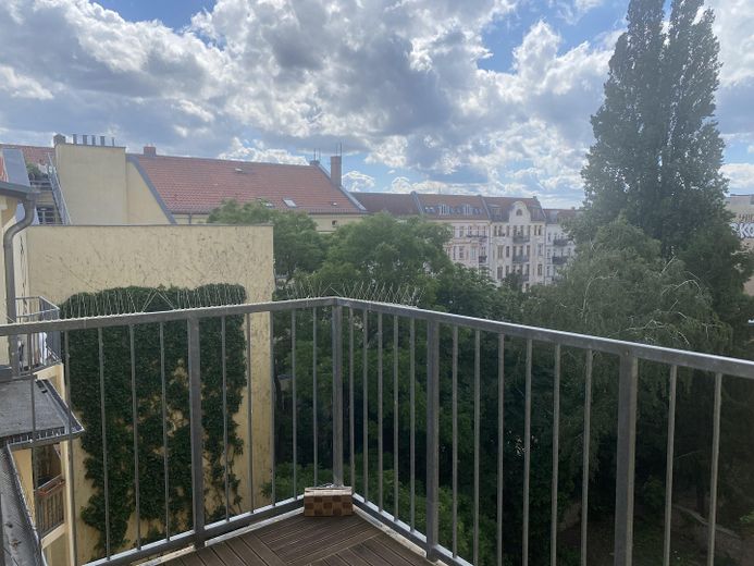 108 m² Altbauwohnung mit 30 m² Dachterrasse und zwei Balkonen im Samariterviertel – Foto 9