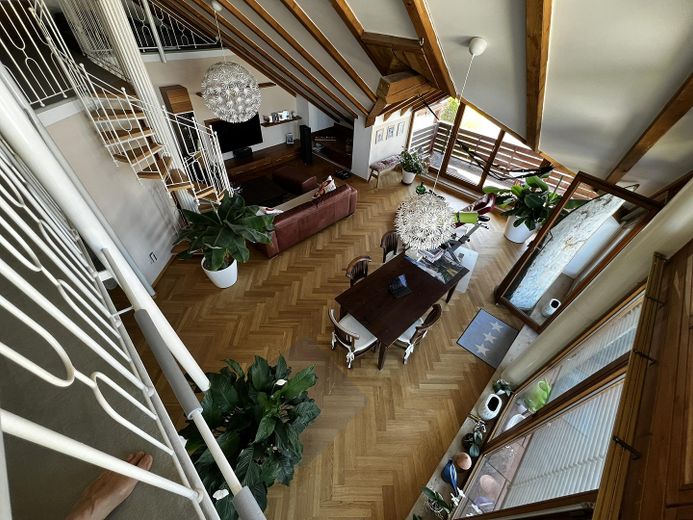 Außergewöhnliche Wohnung mit 187qm Grundfläche, Dachterrasse und Südbalkon – Blick von der Galerie 