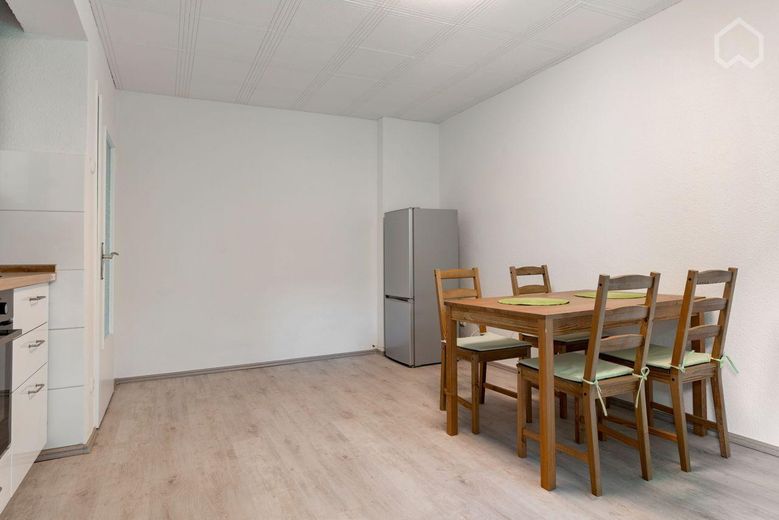 Libero e arredato: luminoso appartamento di 2 locali con balcone a Essen-Ostviertel (senza provvigione) – Wohnküche