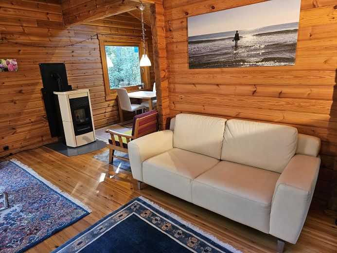 Deux maisons en rondins dans la forêt, location de vacances et habitation dans la réserve de biosphère de l’Elbtalaue – Sofa im blauen Haus