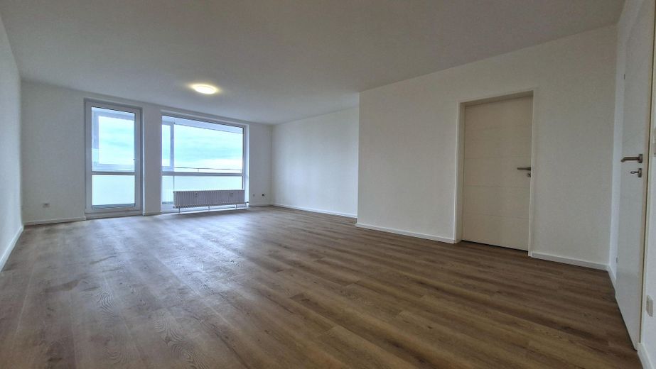 Frisch renoviert, ohne Provision >> 3-Zimmer-Eigentumswohnung, Balkon & Tiefgarage – Wohnzimmer