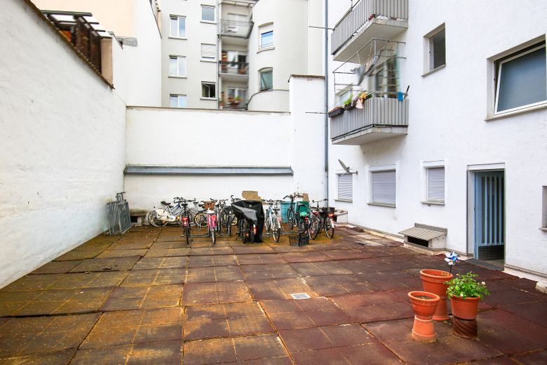 Urbaner Wohntraum mit Tiefgarage: 2-Zimmer kernsaniert – ideal für Paare, Single oder Investment – Hof/Gemeinschaftseigentum